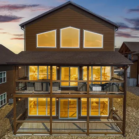 Panoramic Lake Views, Free Silver Dollar City Tickets, Stunning Decor